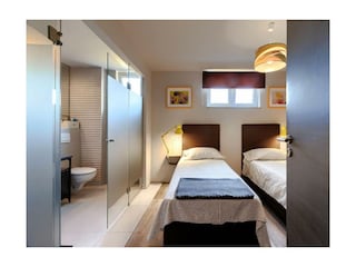 Ein gemütliches Schlafzimmer mit zwei Einzelbetten.