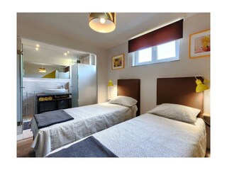 Ein gemütliches Schlafzimmer mit zwei betten.