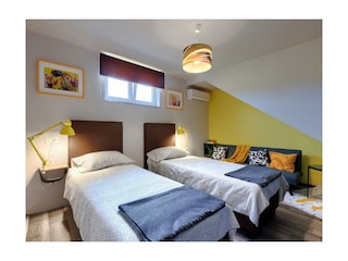 Ein gemütliches Schlafzimmer mit zwei betten.