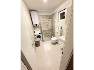 Badezimmer mit Waschmaschine
