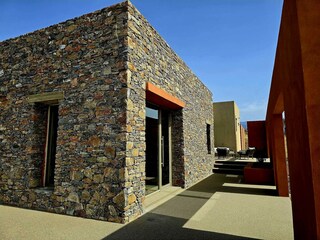 Vorne Eingang, hinten Lounge Terrasse