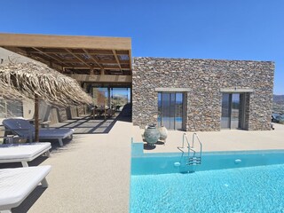 Poolterrasse mit Liegen und Eßplatz