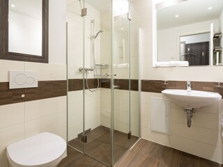 Badezimmer mit ebenerdiger Dusche