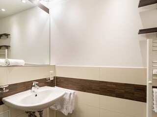 toller großer Wandspiegel im Badezimmer