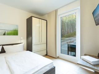 Schlafzimmer mit Doppelbett (160 x 200) + Zugang Balkon
