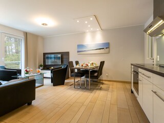 gemütlicher Wohnraum und Zugang Balkon