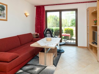 Wohnbereich mit Sofa und TV