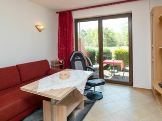 Wohnbereich mit Sofa und TV