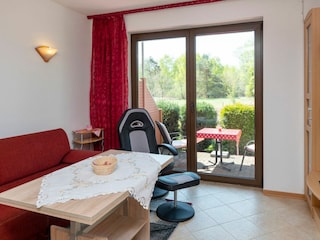 Wohnbereich mit Sofa und TV