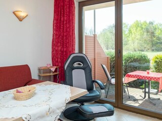 Wohnbereich mit Sofa und Blick zur Terrasse