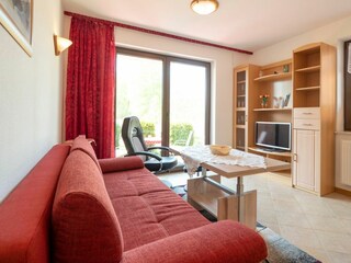 Wohnbereich mit Sofa und TV