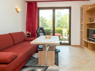 Wohnbereich mit Sofa und TV