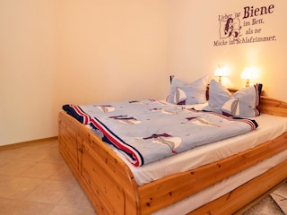 Schlafzimmer mit Doppelbett