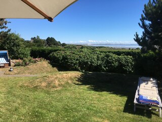 Blick aus dem Garten auf das Watt