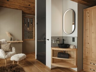 Zirben Schlafzimmer, Waschbecken, Dusche, WC