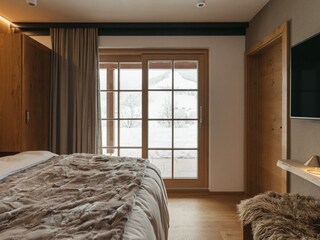 Schlafzimmer 4 mit TV und Gartenzugang