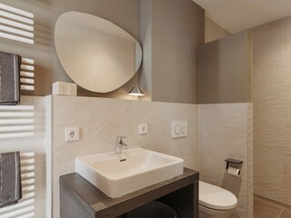 Bad zum Schlafraum 4,  Waschbecken, WC, Dusche