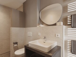 Bad 5 Waschbecken, WC, Dusche