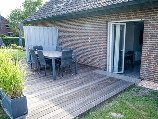 Terrasse mit Sonnenschirm, Tisch und 6 Stühlen