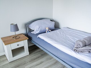 Einzelbett im Schlafraum