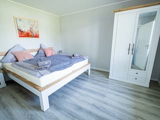 Schlafzimmer mit Doppelbett 1,80 m x 2,00 m