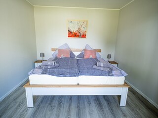 Schlafzimmer mit Doppelbett 1,80 m x 2,00 m