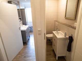 links Badezimmer mit WC, rechts separates WC
