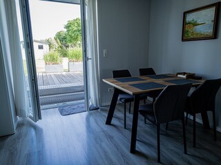 vom Essbereich geht es zur Terrasse