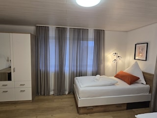 Schlafzimmer 1