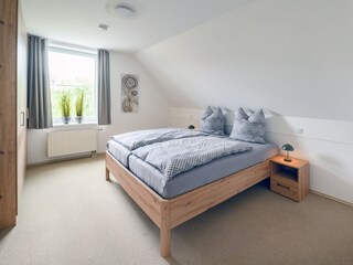 Schlafzimmer mit Doppelbett 1.OG