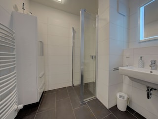 Badezimmer mit ebenerdiger Dusche