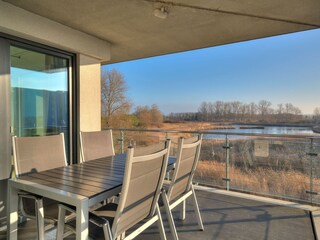 möblierter Balkon