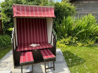 Strandkorb neben der Terrasse