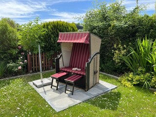 Strandkorb neben der Terrasse