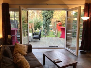 Wohnzimmer mit Blick zum Garten