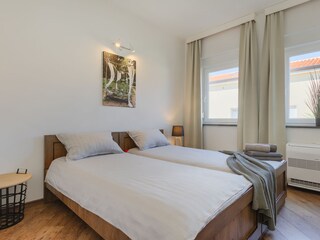 Zweibettzimmer mit zwei Einzelbetten und Klimaanlage