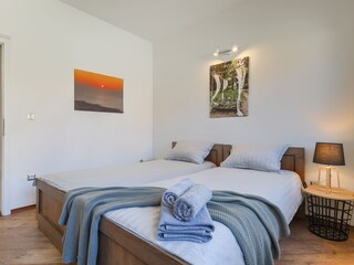 Twin bedroom with two single beds at Villa Ravina