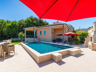 Privater Pool, großzügige Sonnenterrasse & Grillbereich