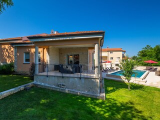 Privater Garten und ruhige Umgebung der Villa Ravina