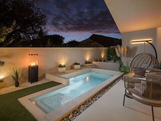 Outdoor Pool bei Nacht in Villa Amoreta