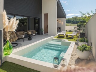Garten mit privatem Pool in Villa Amoreta