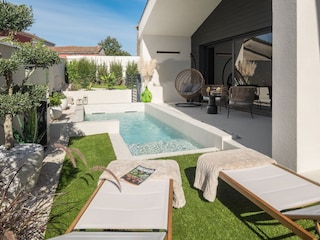 Relaxing garden with private pool in Villa Amoreta