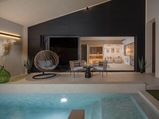 Privater Pool in Villa Amoreta bei Nacht