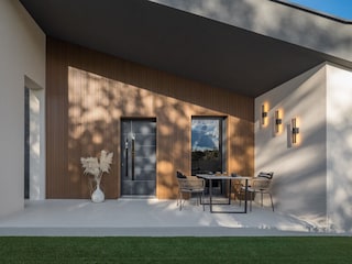 Outdoor dining area for two in Villa Amoreta