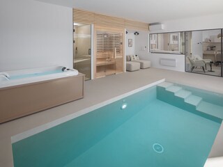 Wellnessbereich mit Sauna, Whirlpool und Indoor Pool