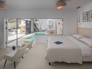 Schlafzimmer mit Doppelbett in Villa Amoreta