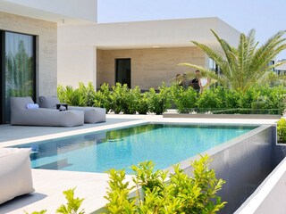 Villa D3 mit privatem Pool und bequemen Sonnenliegen