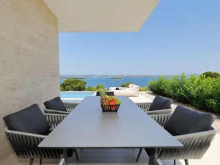 Außenessbereich mit Meerblick, Villa D3 Pašman