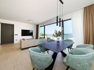 Modernes Esszimmer und Wohnzimmer einer Villa