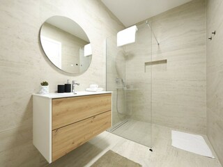 Modernes Badezimmer mit begehbarer Dusche in Villa